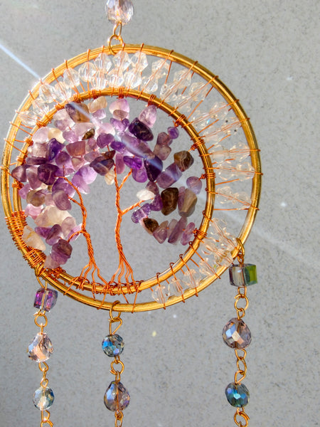 Sonnenfänger Lebensbaum mit Amethyst, künstliche Kristalle reflektieren das Sonnenlicht sehr schön. Sonnenfänger selber hat die Farbe gold und noch 3 zusätzliche Anhänger