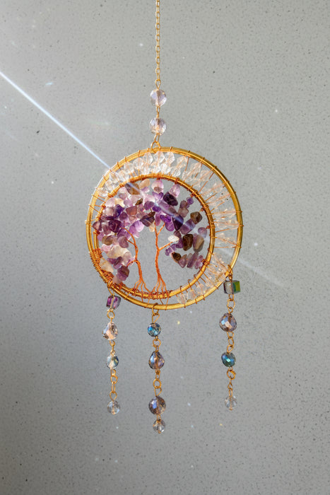 Sonnenfänger Lebensbaum mit Amethyst, künstliche Kristalle reflektieren das Sonnenlicht sehr schön. Sonnenfänger selber hat die Farbe gold und noch 3 zusätzliche Anhänger