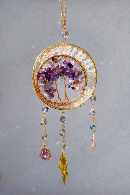 Sonnenfänger Lebensbaum mit Amethyst, künstliche Kristalle reflektieren das Sonnenlicht sehr schön. Sonnenfänger selber hat die Farbe gold und noch 3 zusätzliche Anhänger
