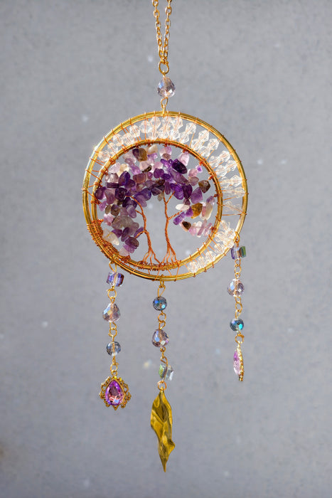 Sonnenfänger Lebensbaum mit Amethyst, künstliche Kristalle reflektieren das Sonnenlicht sehr schön. Sonnenfänger selber hat die Farbe gold und noch 3 zusätzliche Anhänger