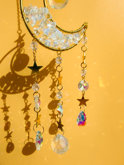 Sonnenfänger in Halbmond Form, besetzt mit Opal Steinen und künstlichen Kristallen, die in der Sonne funkeln