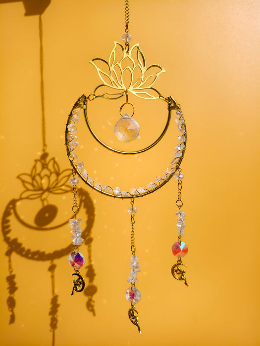 Sonnenfänger in Halbmond Form und Lotus Blume, besetzt mit Opal Steinen und künstlichen Kristallen, die in der Sonne funkeln