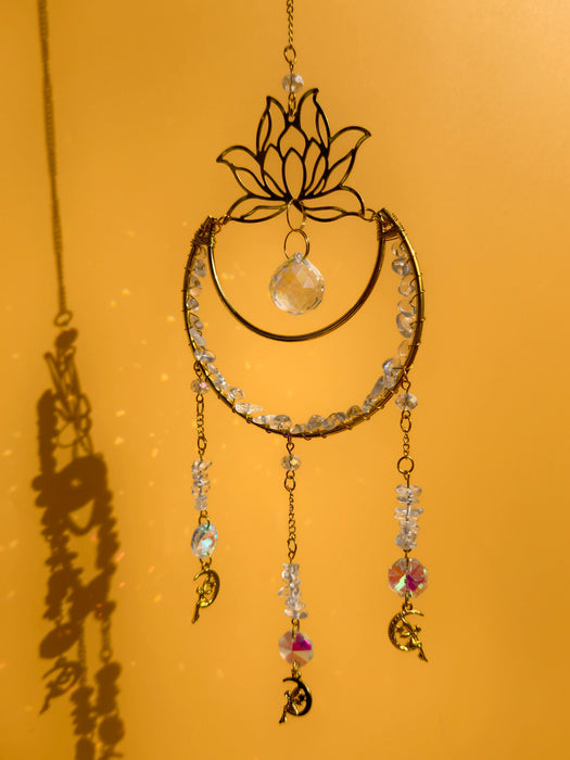 Sonnenfänger in Halbmond Form und Lotus Blume, besetzt mit Opal Steinen und künstlichen Kristallen, die in der Sonne funkeln