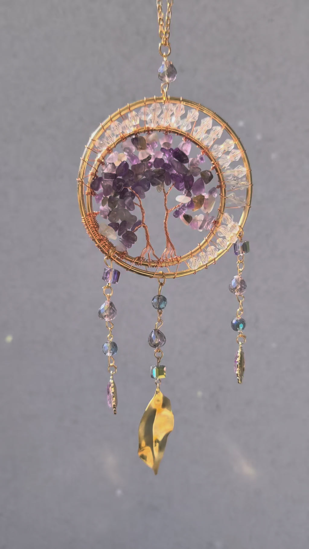 Sonnenfänger Lebensbaum mit Amethyst, künstliche Kristalle reflektieren das Sonnenlicht sehr schön. Sonnenfänger selber hat die Farbe gold und noch 3 zusätzliche Anhänger