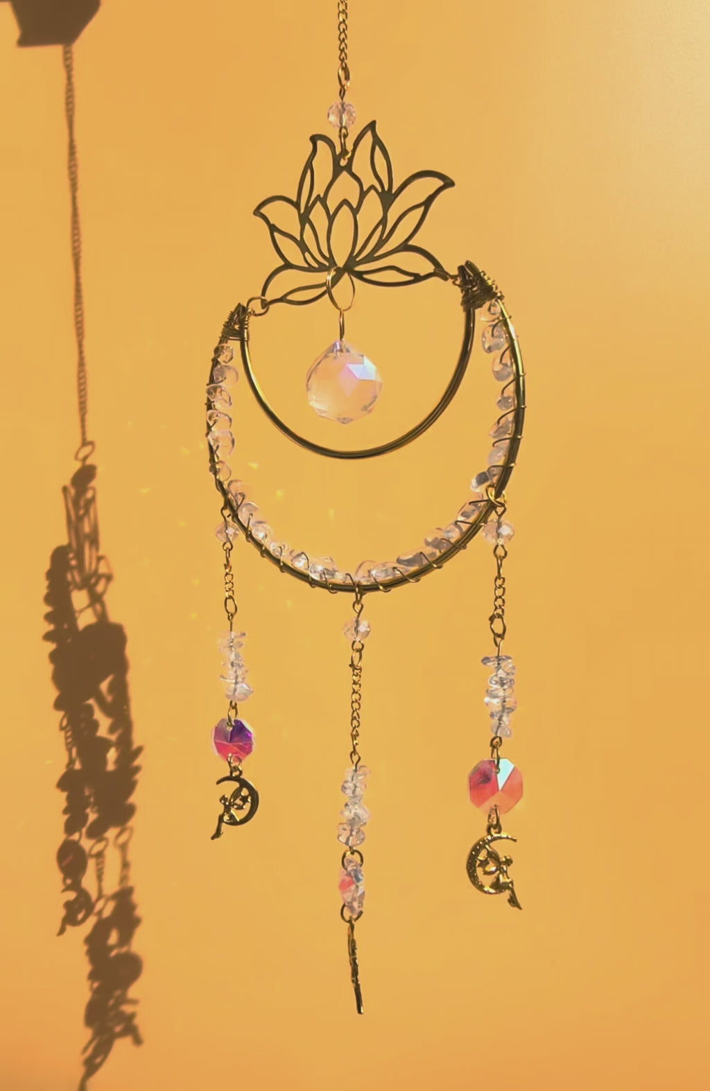 Sonnenfänger in Halbmond Form und Lotus Blume, besetzt mit Opal Steinen und künstlichen Kristallen, die in der Sonne funkeln